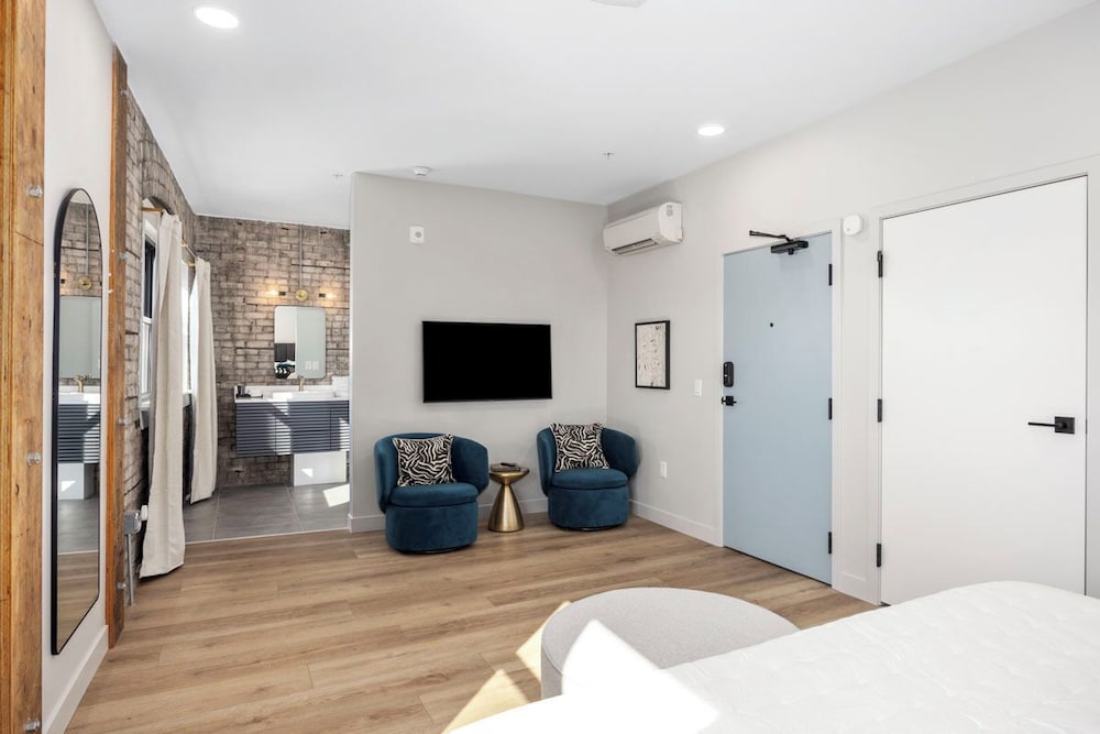 BlueJay Hotel - photo 4