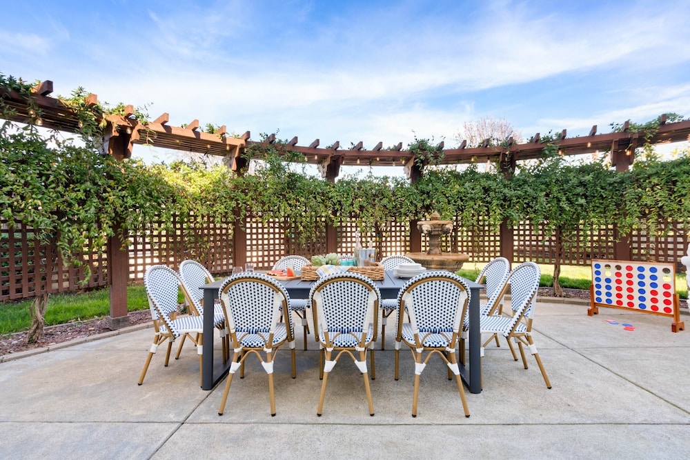 Fiano by Avantstay Centrally Located Haven w Stunning Courtyard & Pool Table - photo 22