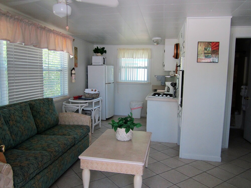 Tropical Winds Motel & Cottages - photo 45