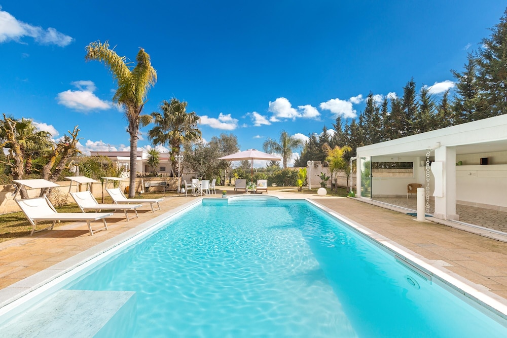 3220 Villa Smeralda by Barbarhouse — 4-Star Luxury Hotel in Guagnano, Italy