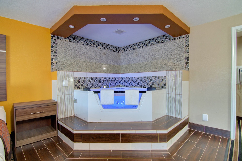 Westbridge Inn and Suites - photo 25