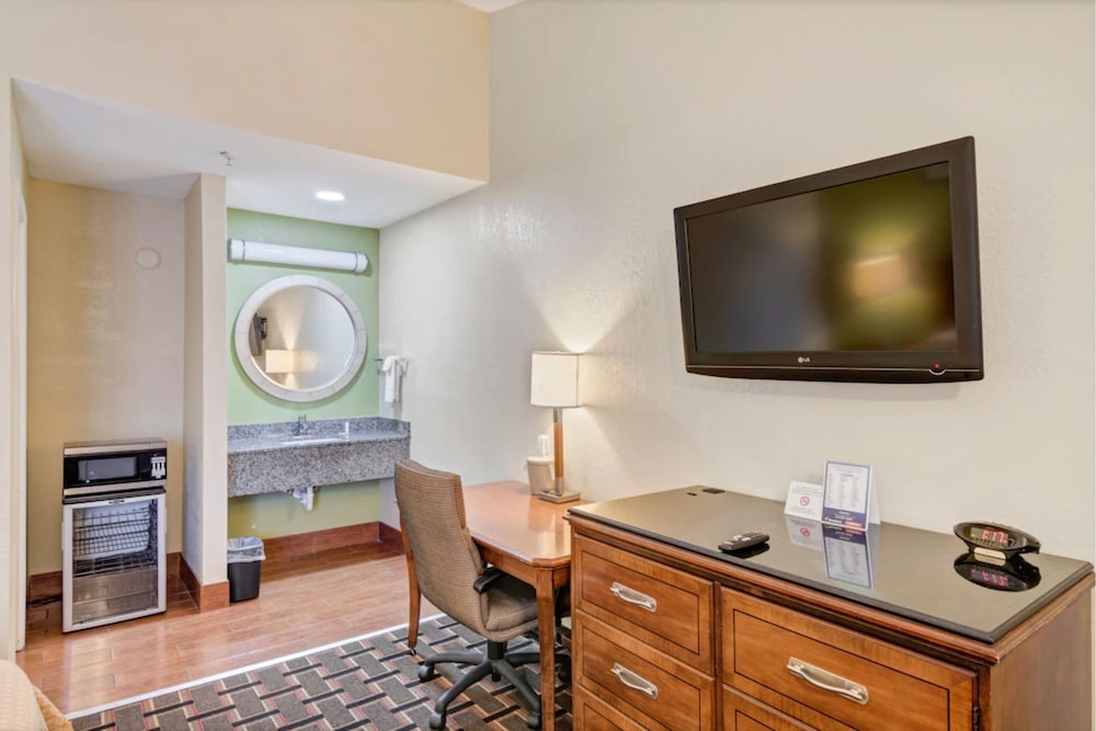 Travelodge by Wyndham Savannah Midtown - photo 4