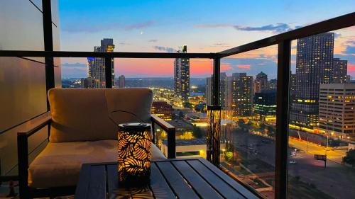 LUXURY Downtown Sunset Getaway Your Home Away From Home Fully Stocked Kitchen Gym Balcony FREE PARKING — 4-Star Luxury Hotel in Calgary, Canada