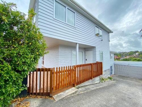 Browns Bay Spacious Retreat near Beach & Shopping in Auckland, New Zealand