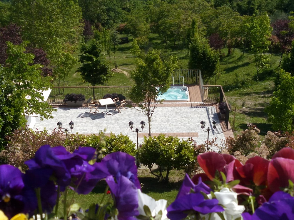 Il Poggetto Di Merli Silvia & C. Sas — 5-Star Luxury Hotel in Tavoleto, Italy