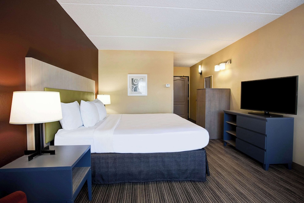 Comfort Inn & Suites St. Paul Northeast - photo 8