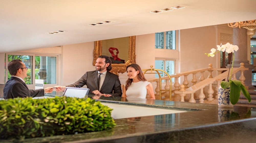 Lobby lounge