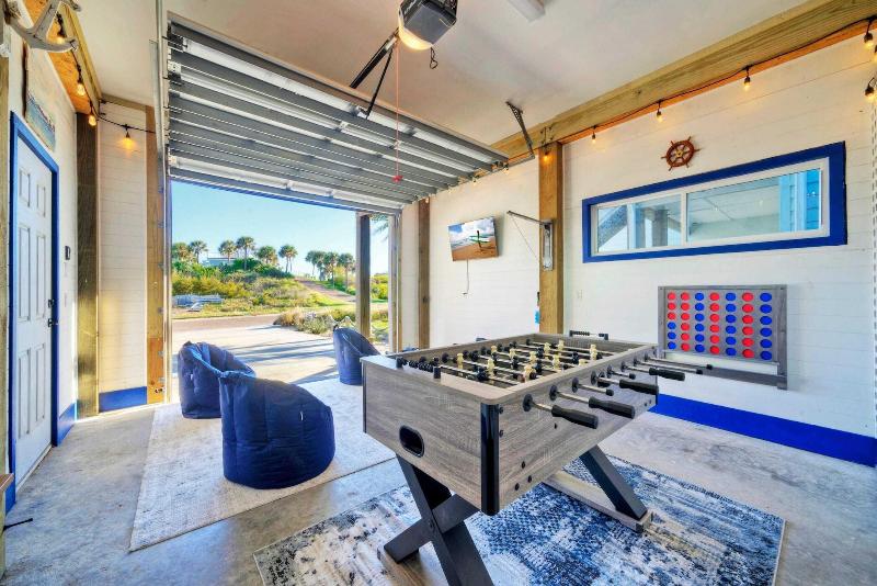 Private Pool Retreat Walk to Beach 2 Living Spaces Game Room for Groups - photo 40