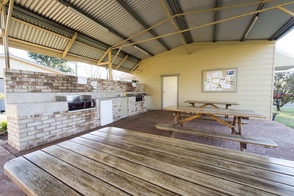 Fossickers Tourist Park — 4-Star Luxury Hotel in Tamworth, Australia