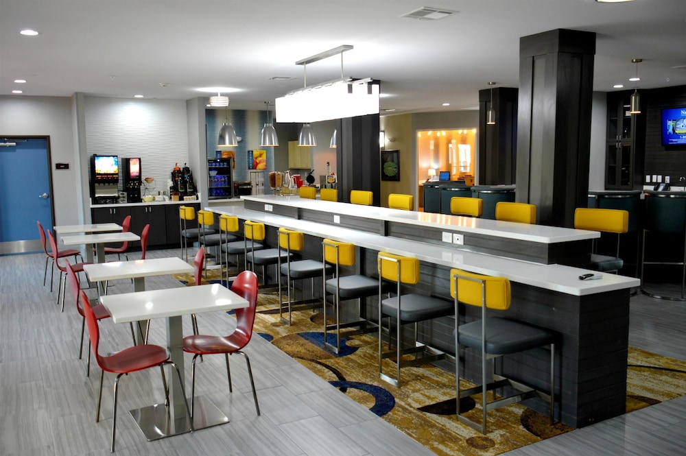 Del Mar Airport Inn & Suites - photo 16