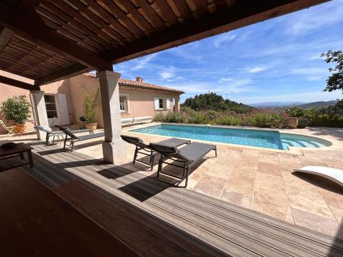 Clos Des Cassis — Villeneuve