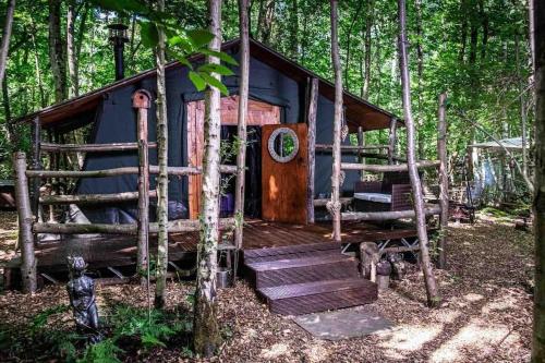 Cosy woodland Romantic retreat With log fires and nature