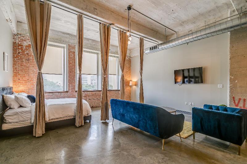 Luxury Downtown Dallas Stay by Amyfinehouse - photo 248