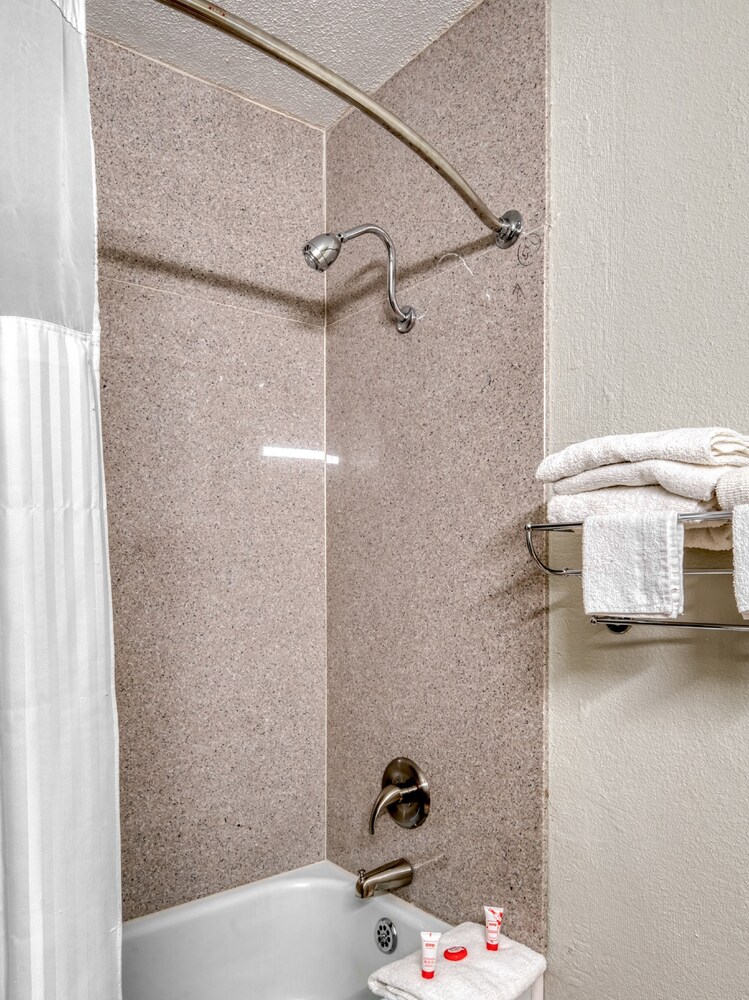 OYO Hotel Battleboro - photo 17