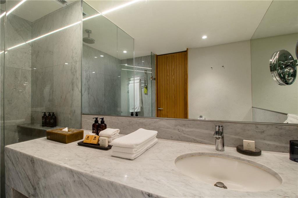 Camino Real Club Superior bathroom