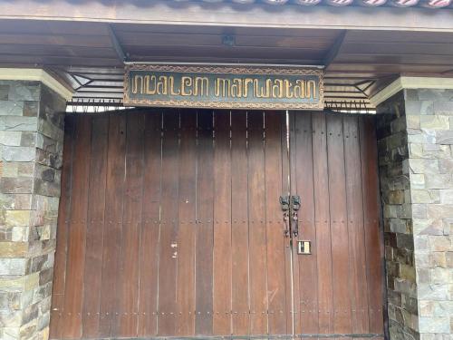 Aldeoz Ndalem Marwatan Surakarta — 4-Star Luxury Hotel in Surakarta, Indonesia