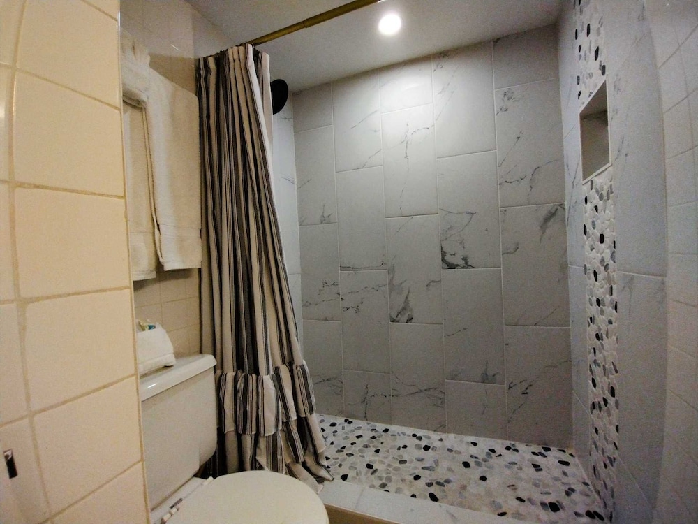 Landfall Towers 71 Minium 2 Bedroom Condo by RedAwning - photo 15