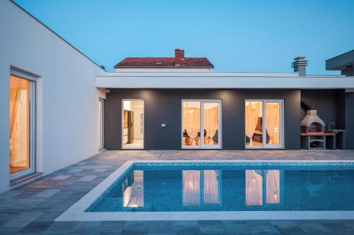 Villa La Reina Private Heated Pool & Garden — 4-Star Luxury Hotel in Bibinje, Croatia