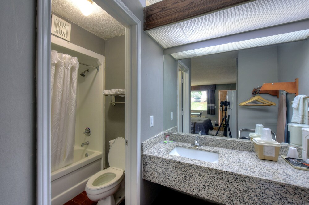 Red Roof Inn & Suites Athens AL - photo 34