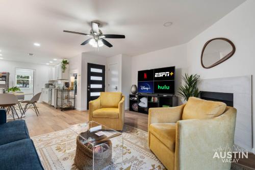 Near BBQ Coffee More in Brentwood Pet Friendly 2BR 1BA Condo By Austin Vacay — 4-Star Luxury Hotel in Austin, United States