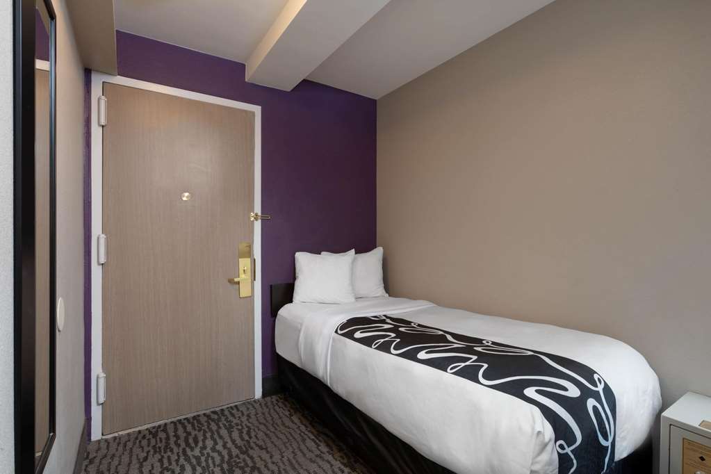 La Quinta Inn & Suites by Wyndham New York City Central Park - photo 20