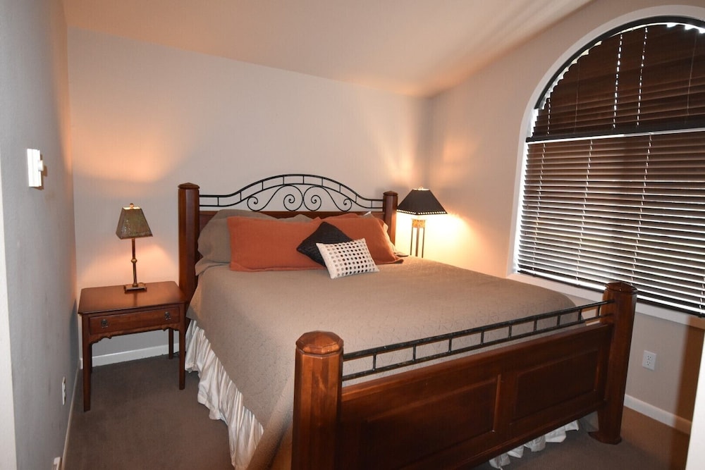 Mountain Harbor #127 2 Bedroom Condo — 4-Star Luxury Hotel in Whitefish, United States