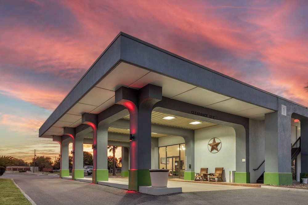 Days Inn by Wyndham Victoria TX East in Victoria, United States