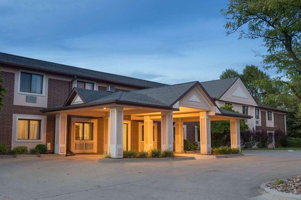 Super 8 by Wyndham Clive IA - photo 2