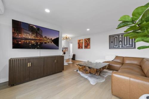 NEW 2BR 1BA Outdoor Fireplace Patio Lounge Western Vibes Smart TVs Ambient Lighting in San Diego, United States