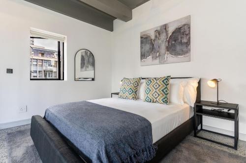 City Oasis Apartment with Rooftop Pool