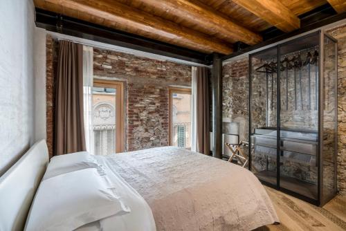 Crocus Apartments — 4-Star Luxury Hotel in Sirmione, Italy