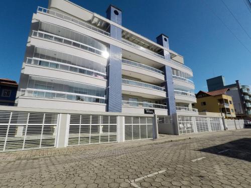 Ed Mônaco 150 metros da praia de Bombas