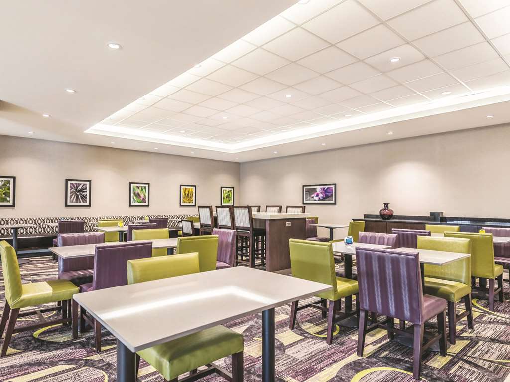 La Quinta Inn & Suites by Wyndham Cincinnati Sharonville - photo 54