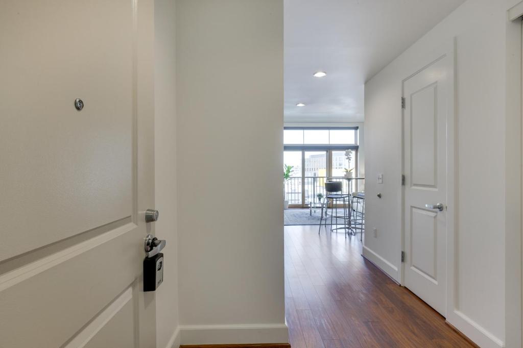 Spacious Downtown Location great for work and relaxing - photo 24