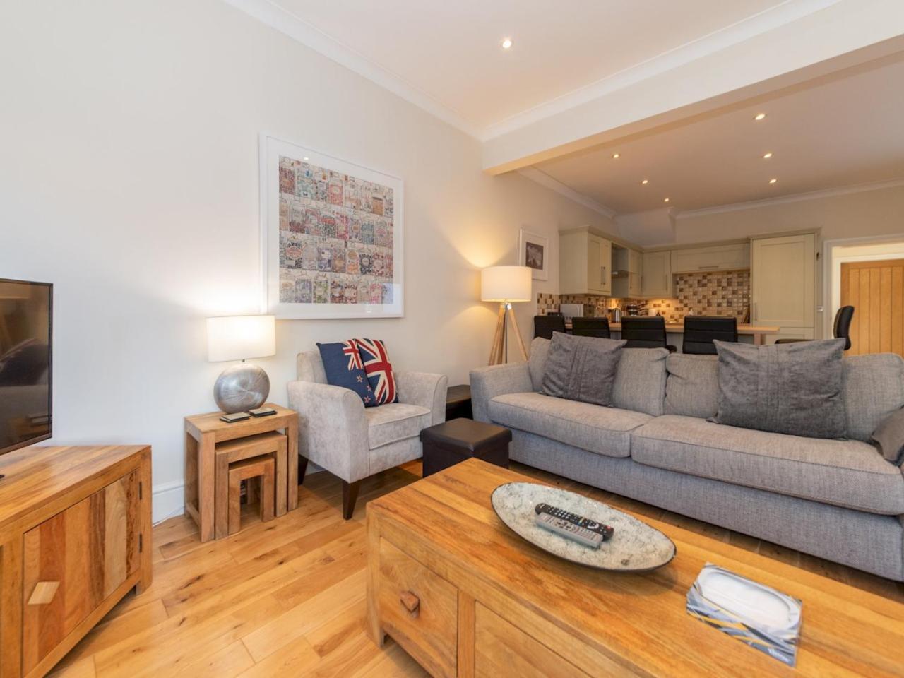 Modern 3 Bedroom with Garden in Reading Pass the Keys