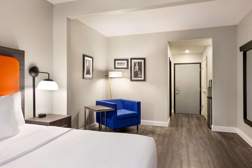 La Quinta Inn & Suites by Wyndham Mt. Laurel Philadelphia - photo 32