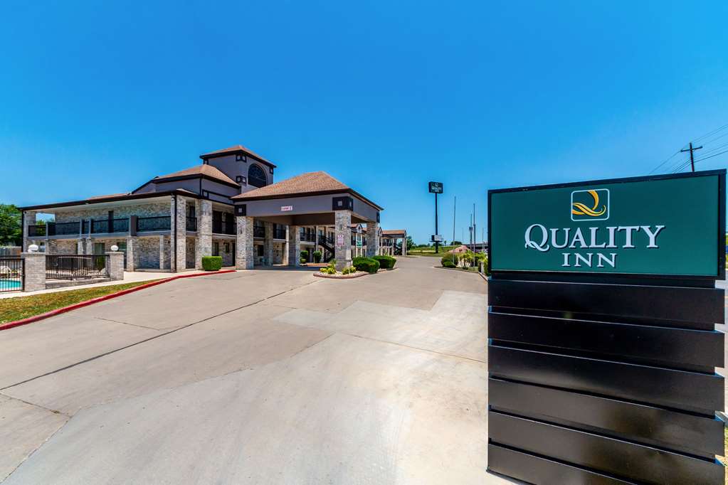 Quality Inn I 10 East near Frost Bank Center - photo 3