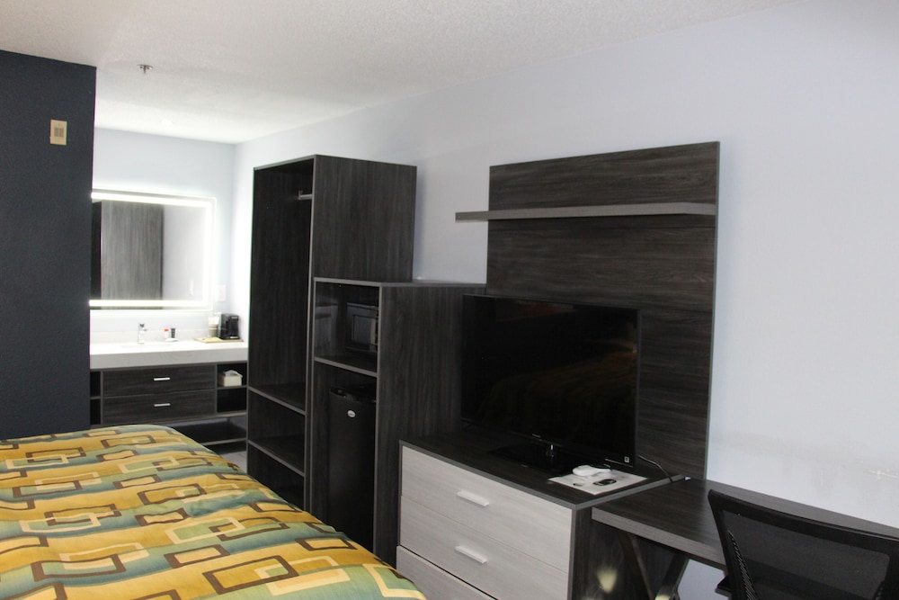 Douglas Inn And Suites - photo 5