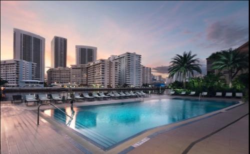 Disfruta como en Miami hermoso estudio para 4 in BeachWalk — 4-Star Luxury Hotel in Hallandale Beach, United States
