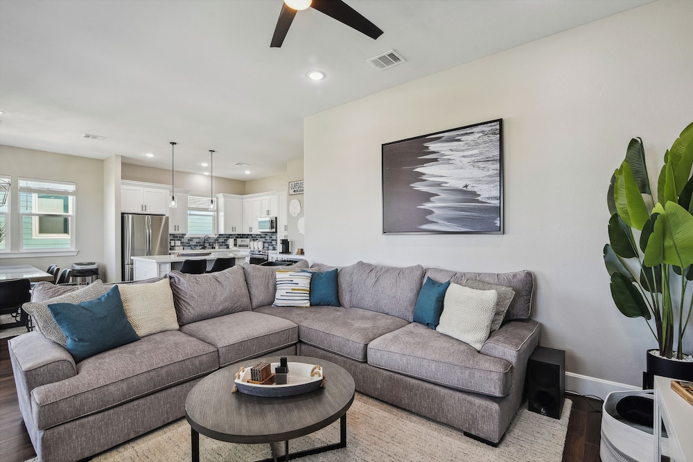 Sandy Cheeks Surfside by Ryson Vacation Rentals — 4-Star Luxury Hotel in Freeport, United States