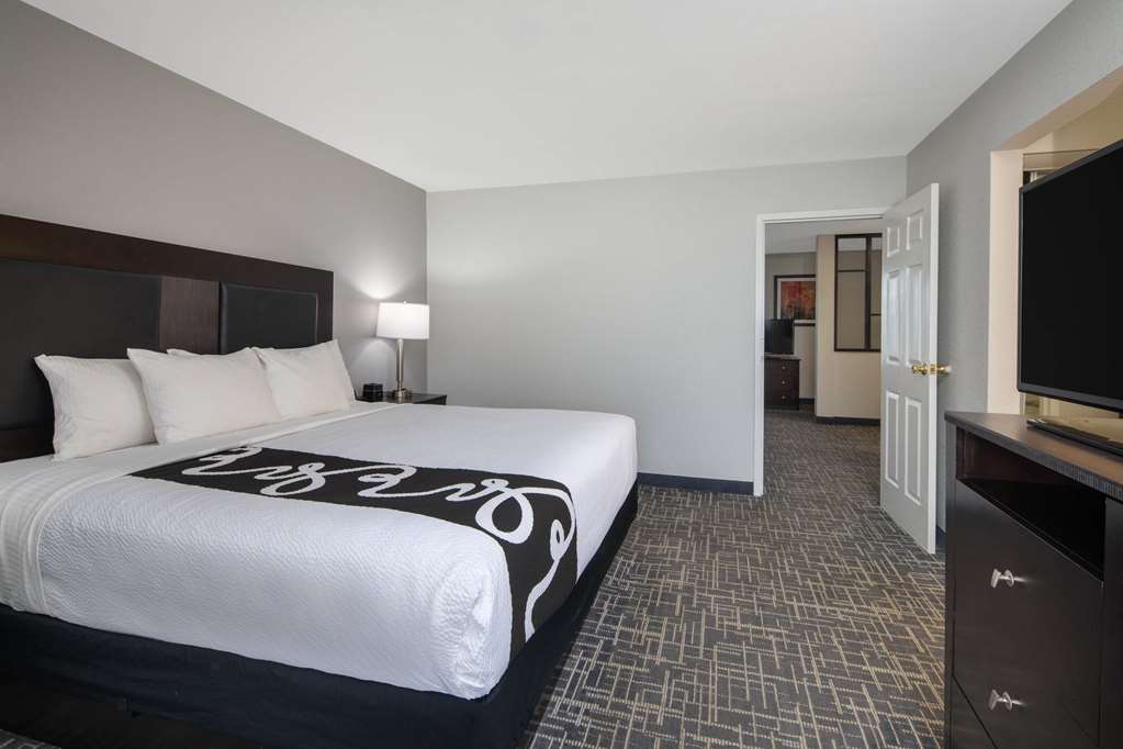 La Quinta Inn & Suites by Wyndham Atlanta Airport South - photo 22