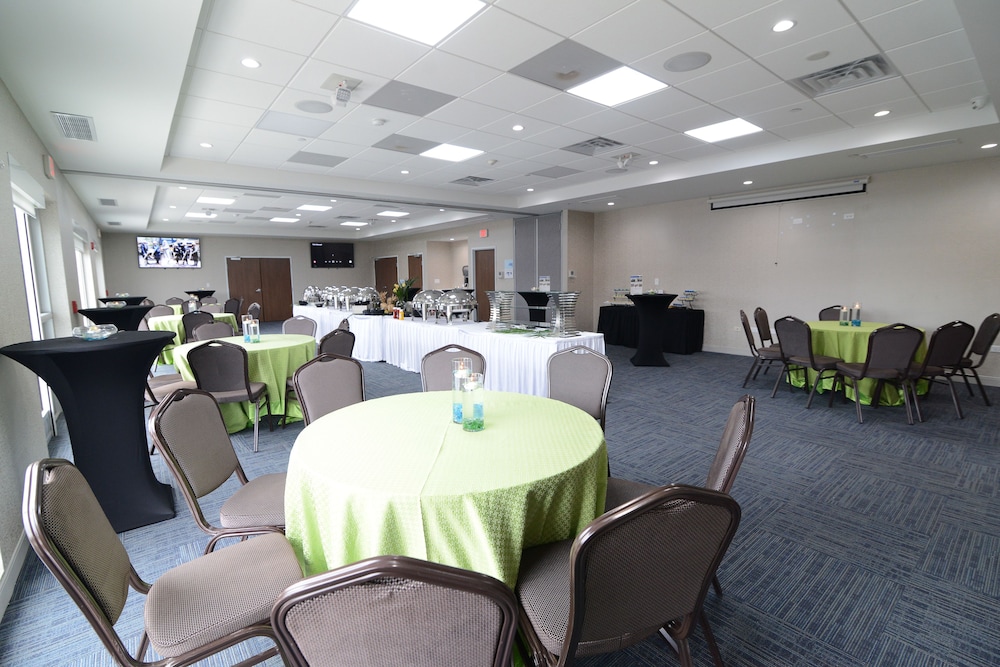 Holiday Inn Express & Suites Chicago North Shore Niles by IHG - photo 41