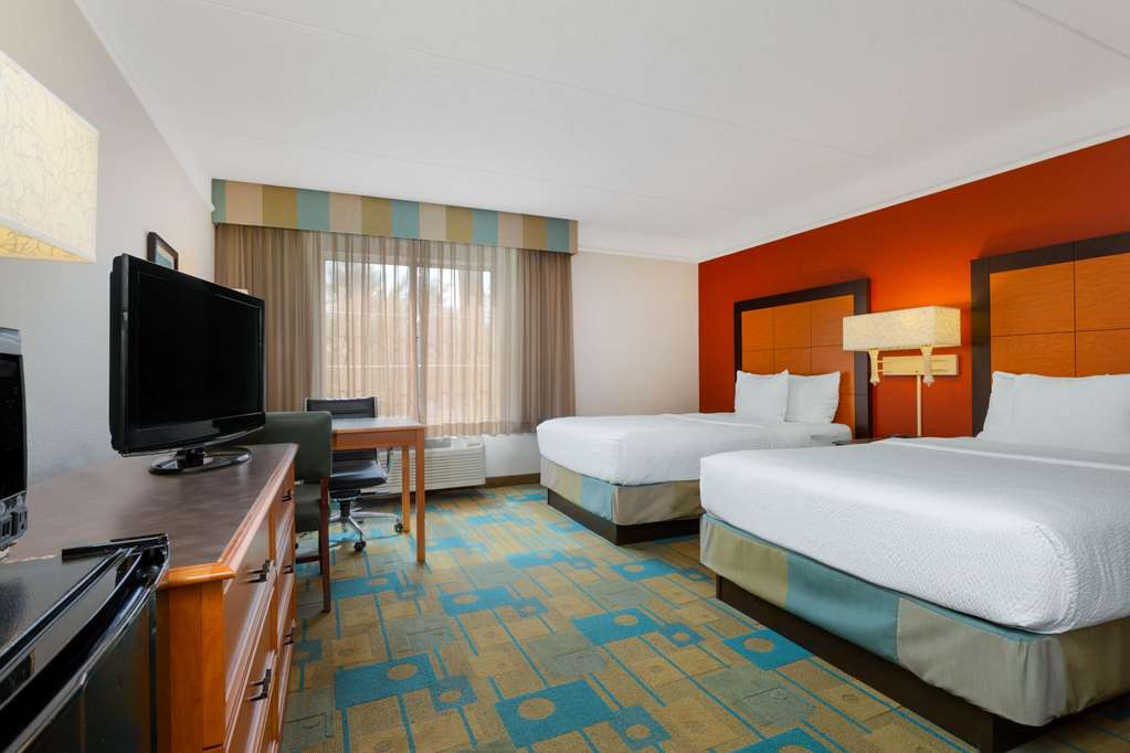 La Quinta Inn & Suites by Wyndham Lakeland West - photo 12