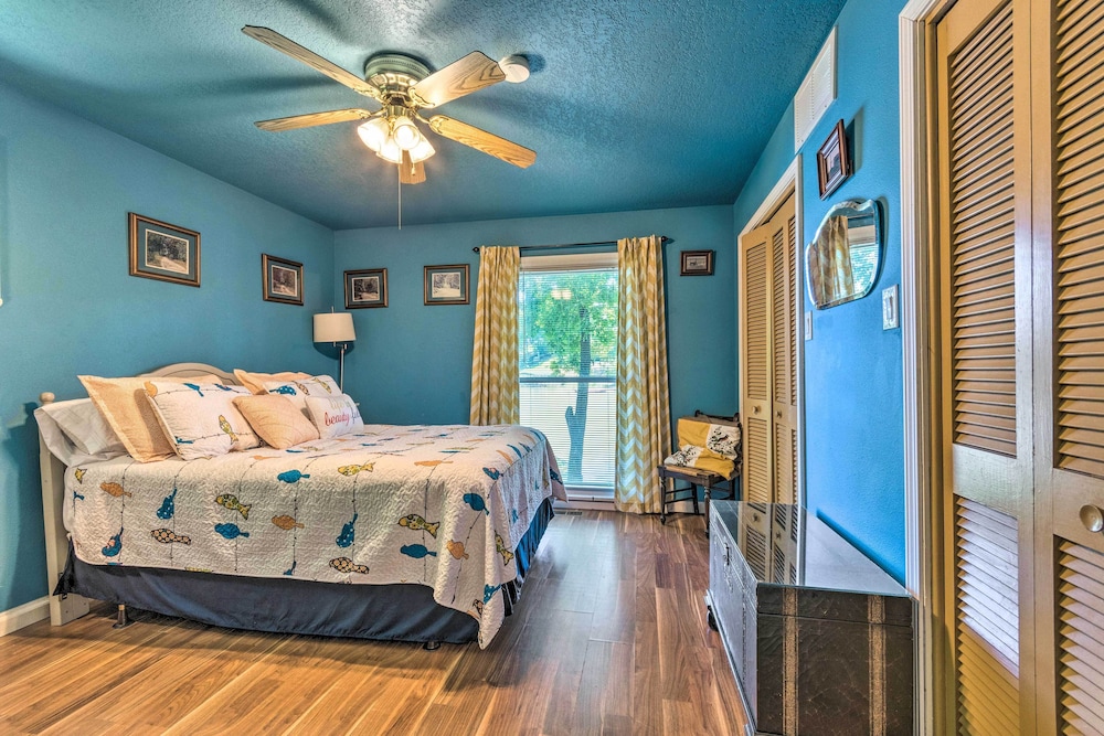 Updated Deck And Dock Lakefront Home in Hot Springs — 4-Star Luxury Hotel in Hot Springs, United States