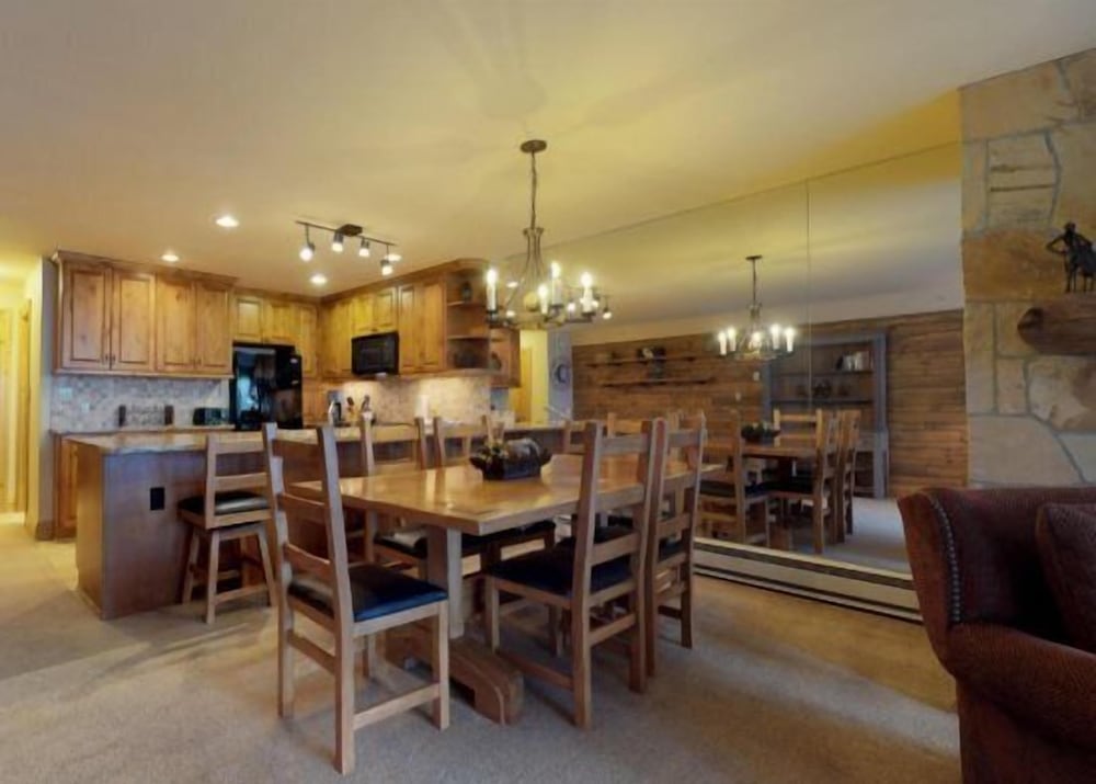 2 Bedroom Boutique Resort Condo With Hot Tub Access and Within Walking Distance to the Eagle Bahn Gondola - photo 4
