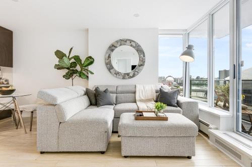 Heart of Downtown 1 bd Entire Condo Pool Gym Parking Office AC — 4-Star Luxury Hotel in Vancouver, Canada