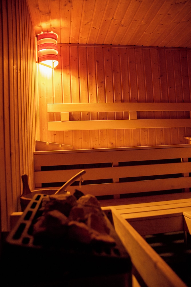 Youness Wellness Clinic & Retreats — 4-Star Luxury Hotel in Mereni, Romania
