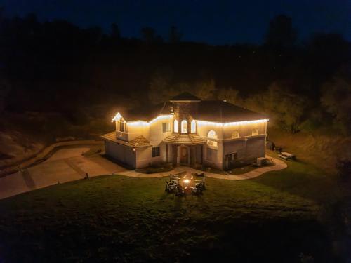 Heaven Heights HotTub Pet Friendly EV Outlet Pool Table Game Room BBQ FirePit Library in Oakhurst, United States