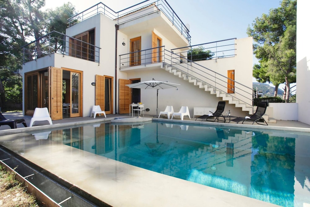 Whole Modern Villa With Pool And Near The Sea — 4-Star Luxury Hotel in Altavilla Milicia, Italy
