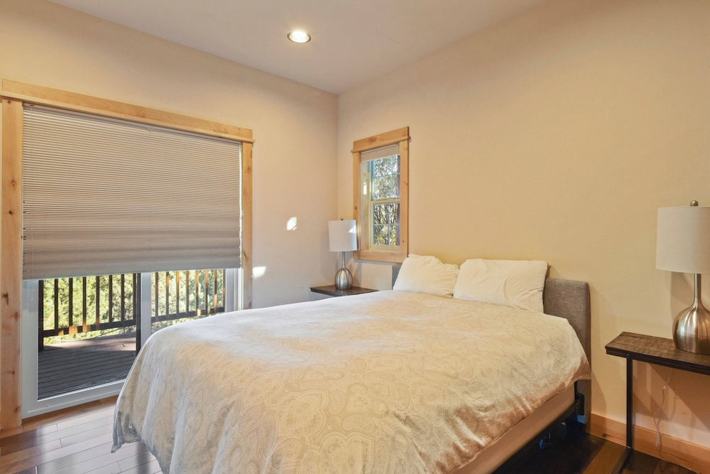 Hilltop Hideaway w Game Room & Forest Views - photo 6